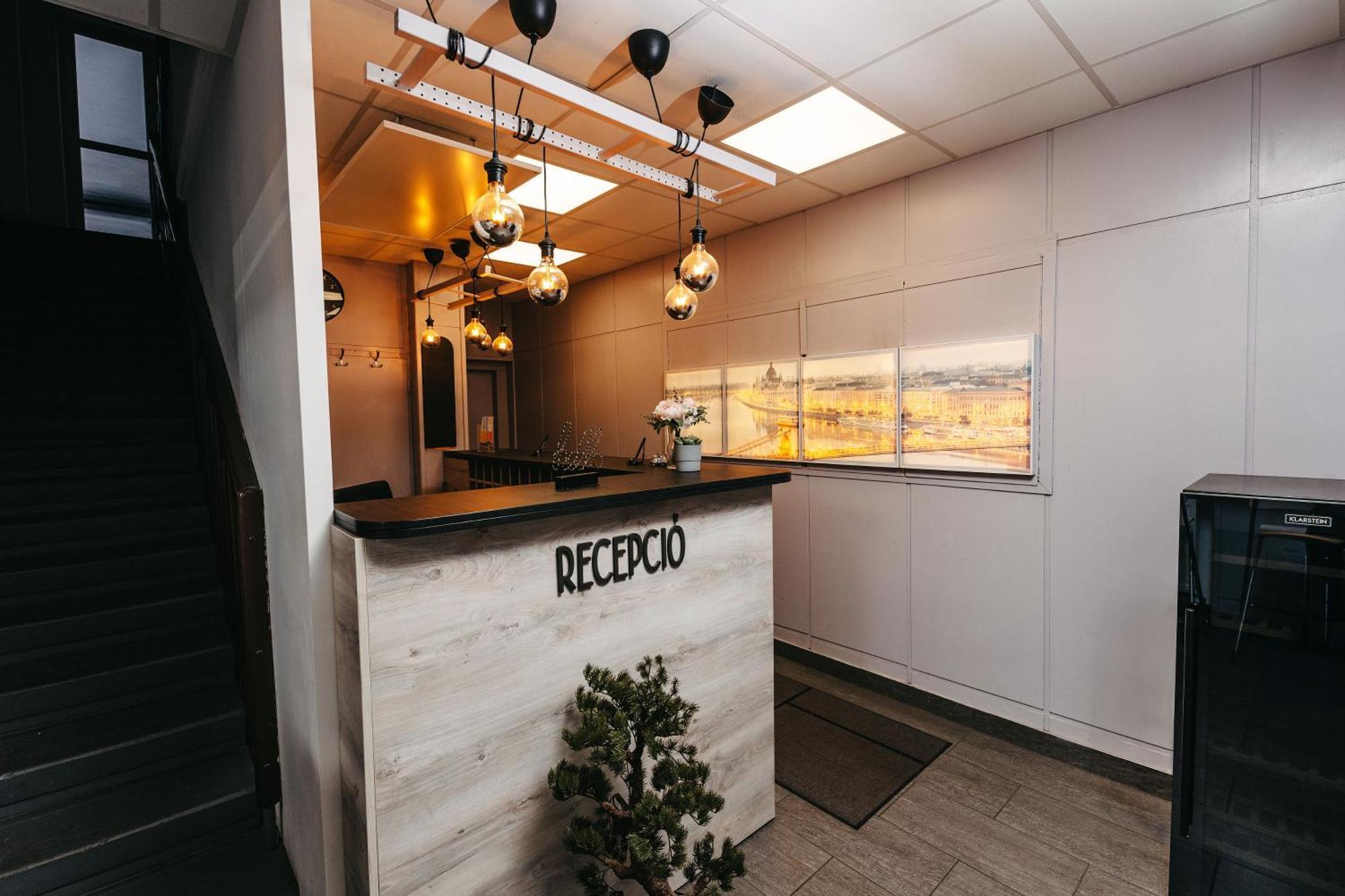 Hotel Metro Budapest Bagian luar foto