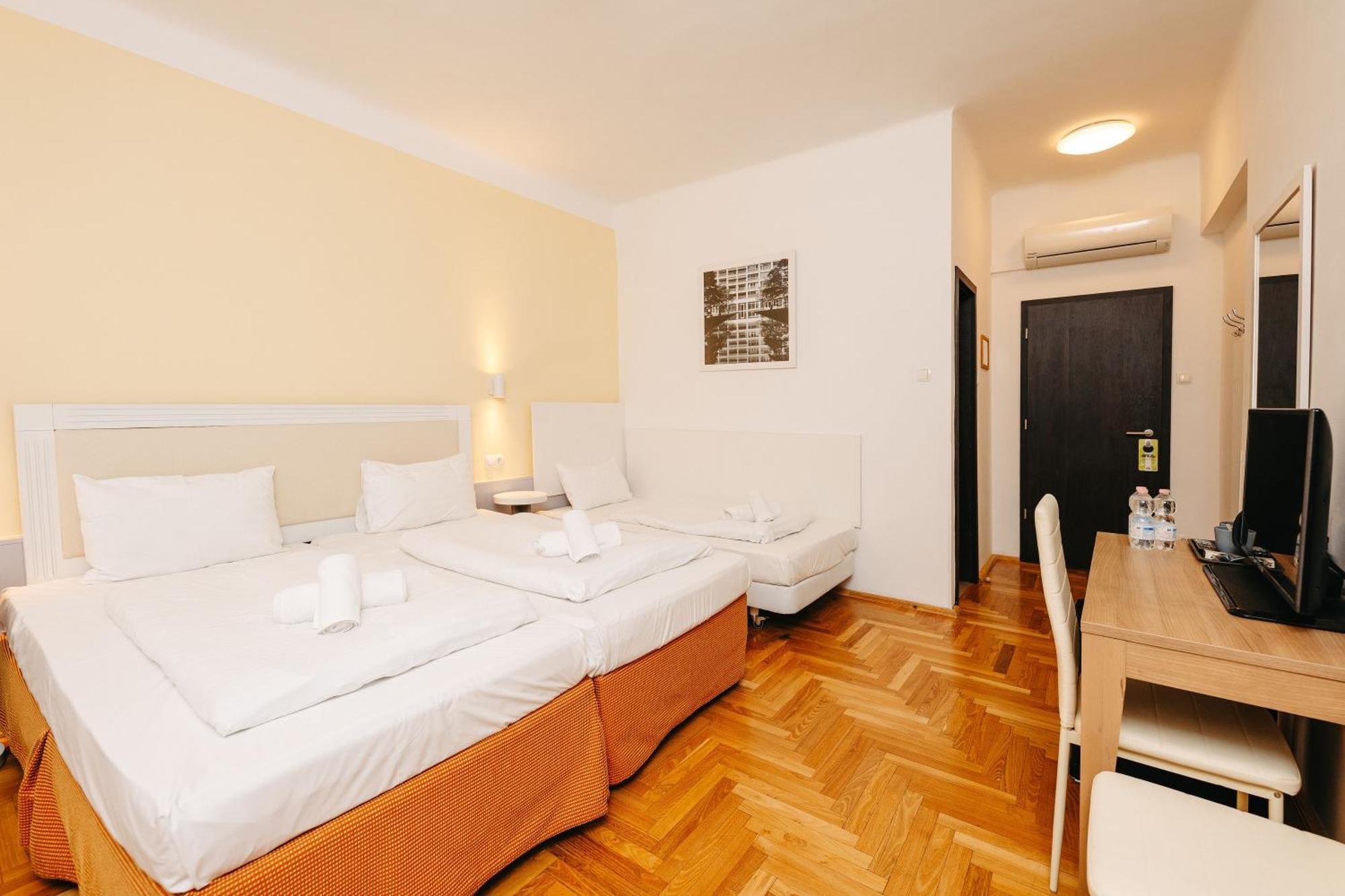 Hotel Metro Budapest Bagian luar foto