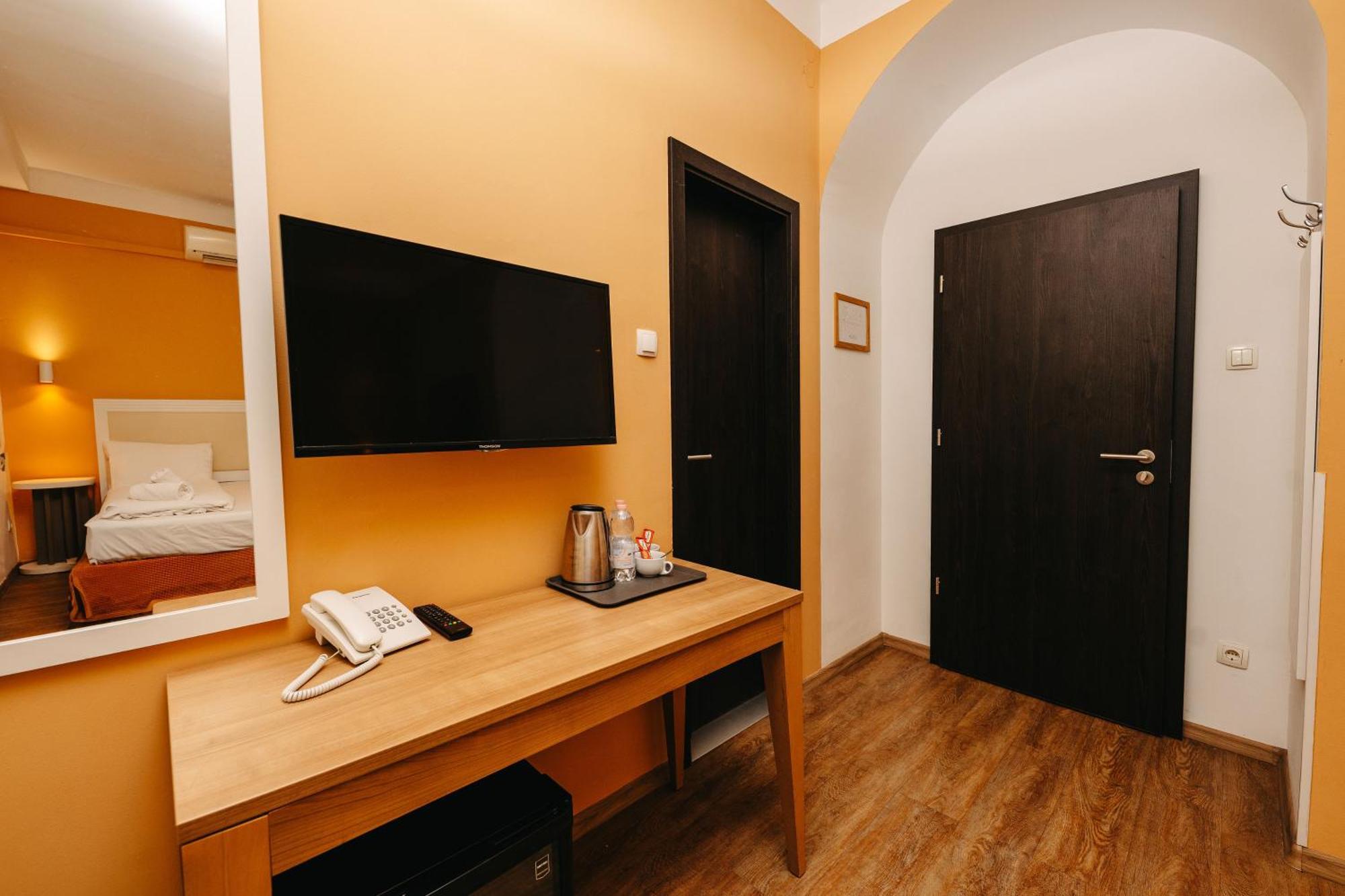 Hotel Metro Budapest Bagian luar foto