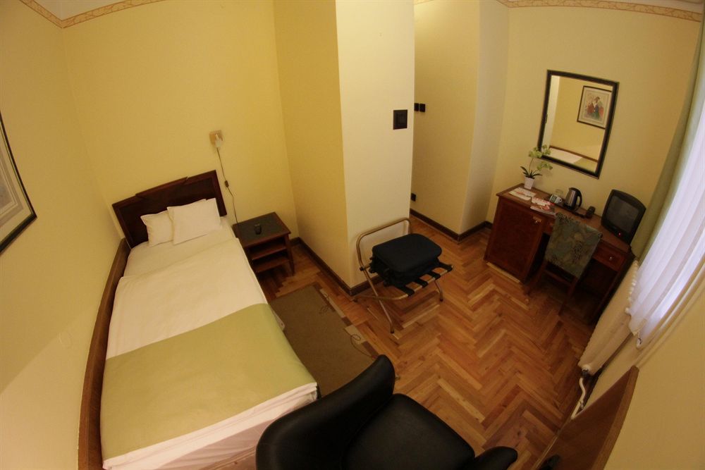 Hotel Metro Budapest Bagian luar foto