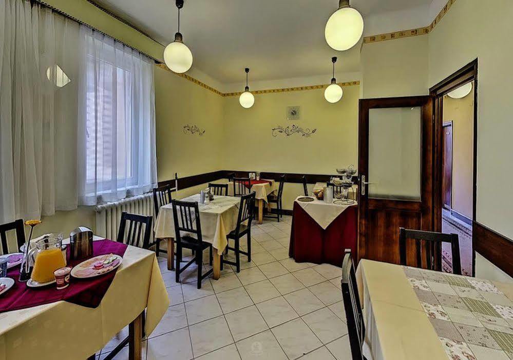 Hotel Metro Budapest Bagian luar foto
