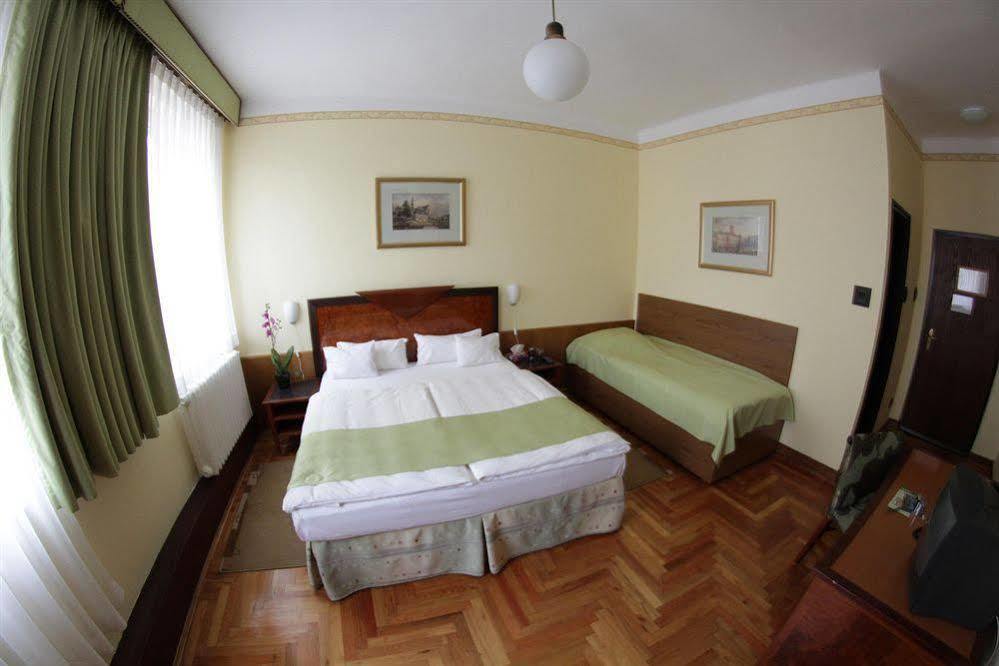 Hotel Metro Budapest Bagian luar foto